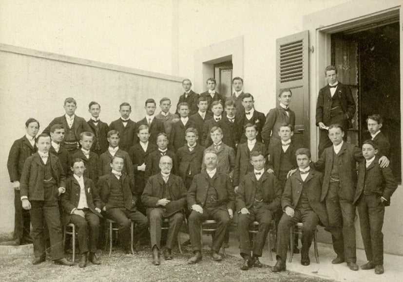 Figure 2: Photograph of the first class of students to study at the Avenue de Cour location in 1904-1905. EHL Archives, Fonds audiovisuel, Photographies de classe : Photographie de classe semestre d'hiver 1904-1905, CH-000963-7 AV-PH-BA-1905-2-1-1, 1905. — Photo by EHL