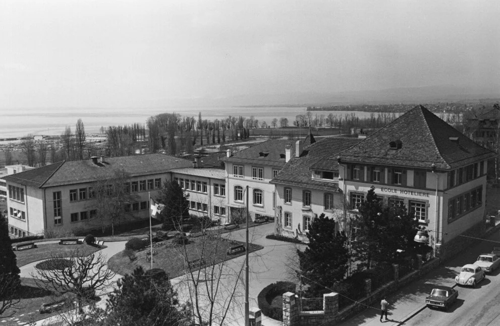Figure 5: Aerial view of Avenue de Cour, ca. 1960 EHL Archives, Fonds audiovisuel, Bâtiments : Vue aérienne de l'Avenue de Cour, CH-000963-7 AV-PH-BG-SD-3-1, S.D. — Photo by EHL