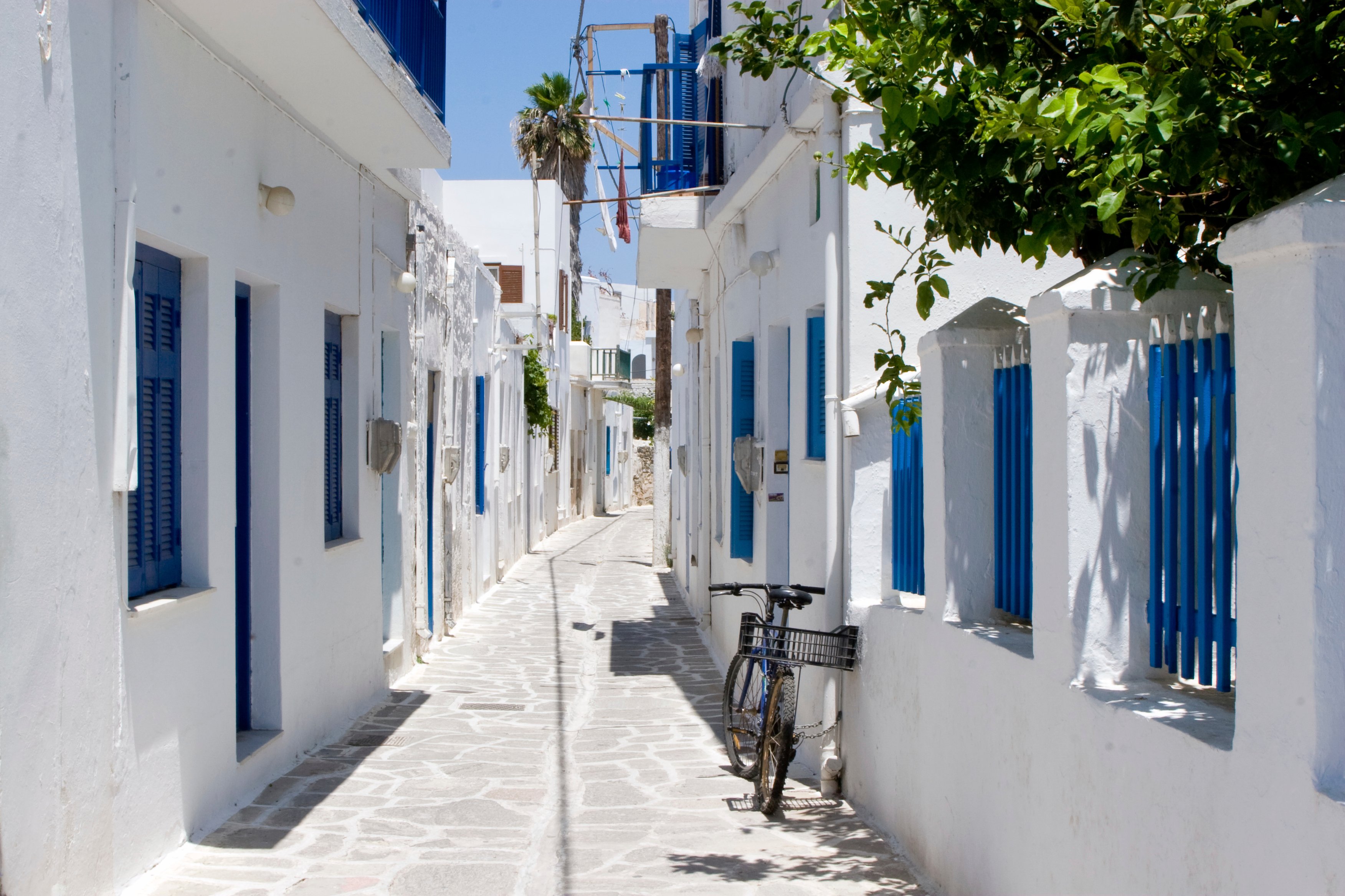 Street of Paros, Greece — Photo by Booking.com