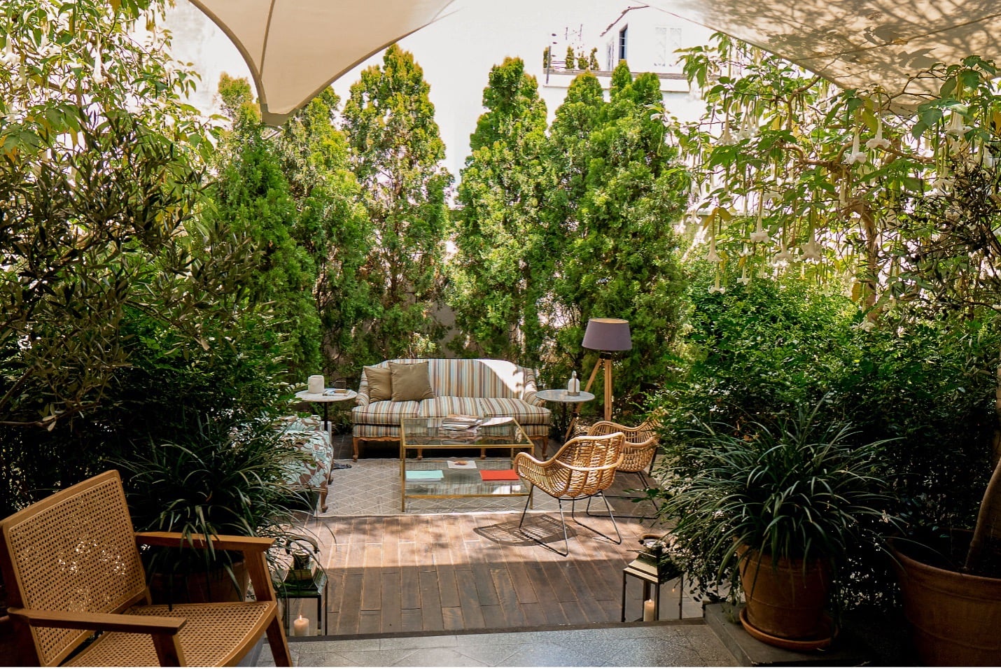 An enclosed garden space at Atemporal offering a respite from the crowds in Lima — https://www.atemporal.pe/