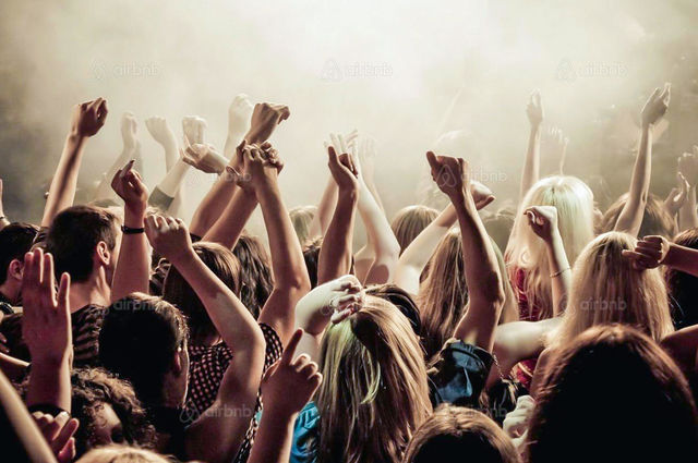 Airbnb Reveals ‘Tour Tourism’ Is Driving Holiday Spending