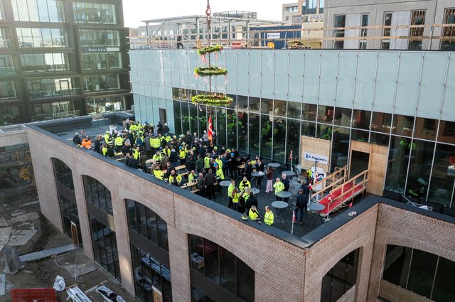 Topping-out ceremony marks next step for Moxy Aarhus and the development of the Sydhavn District
