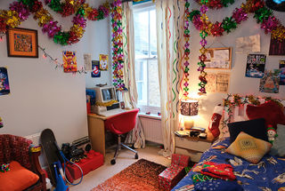 Over Half of The Nation Feel Nostalgic For a 1980s Christmas - Relive The Magic With Booking.com in a Tinsel-Tastic London Home