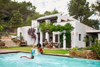 Booking.com’s Traveller Review Awards 2025 Recognize a Record 1.71 Million Partners, and Unveil the Year’s Most Welcoming Destinations