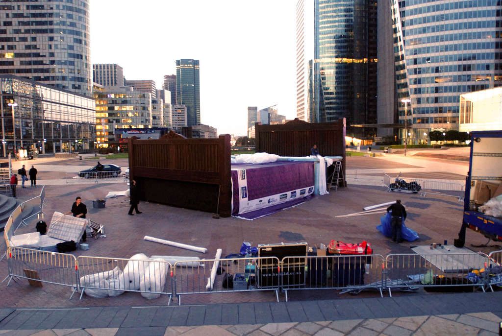 IHG hosts the World’s Biggest BedJump to celebrate the World’s Biggest Free Nights offer (Video)