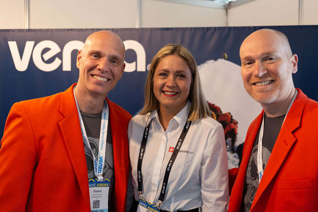 Daniel Johnson (VENZA), Jill Dassen (Hospitality Net) & Jeff Venza (VENZA) at HITEC Europe 2019 — Photo by Hospitality Net