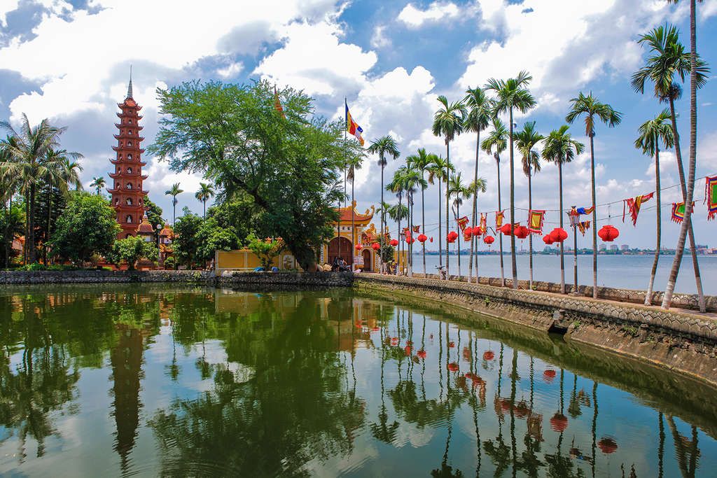 West Lake, Hanoi, Vietnam — Photo by Booking.com