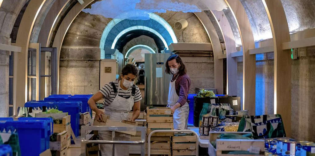 The Refettorio Paris, a project supported by Accor Heartist Solidarity, offers an evening catering service for people in socially excluded and precarious situations, by transforming surplus ingredients which would otherwise be wasted into delicious meals. — Photo by Accor