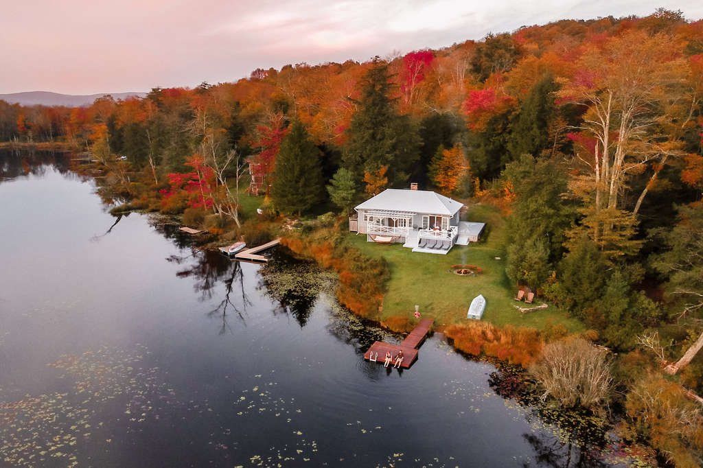 Catskills Modern Amber Lake Cottage (Livingston Manor, New York, United States)— Photo by Chris and Pamela Daniele