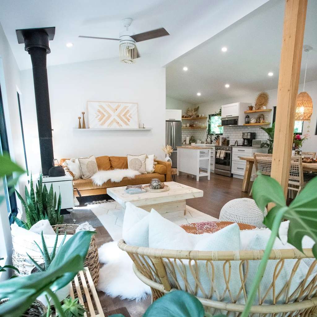 The Rock Pine, Skeleton Lake, Muskoka Ontario — Source: Airbnb