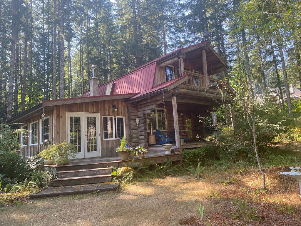 Luxury Log Cabin, Lake Cowichan , BC — Source: Airbnb