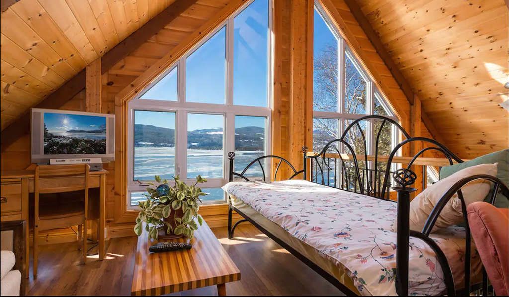 Vue incroyable sur le fleuve! Baie-Saint-Paul, Quebec — Source: Airbnb