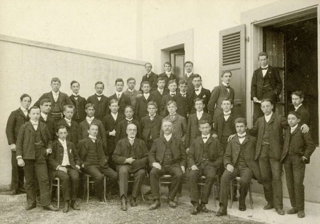 Figure 2: Photograph of the first class of students to study at the Avenue de Cour location in 1904-1905. EHL Archives, Fonds audiovisuel, Photographies de classe : Photographie de classe semestre d'hiver 1904-1905, CH-000963-7 AV-PH-BA-1905-2-1-1, 1905. — Photo by EHL