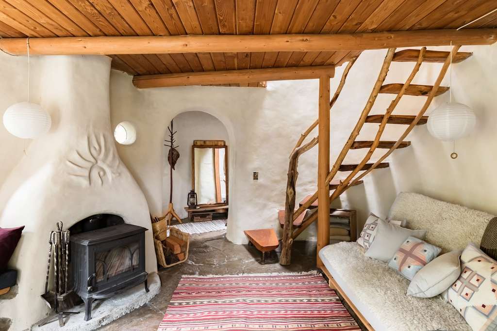 Cob Cottage — Source: Airbnb