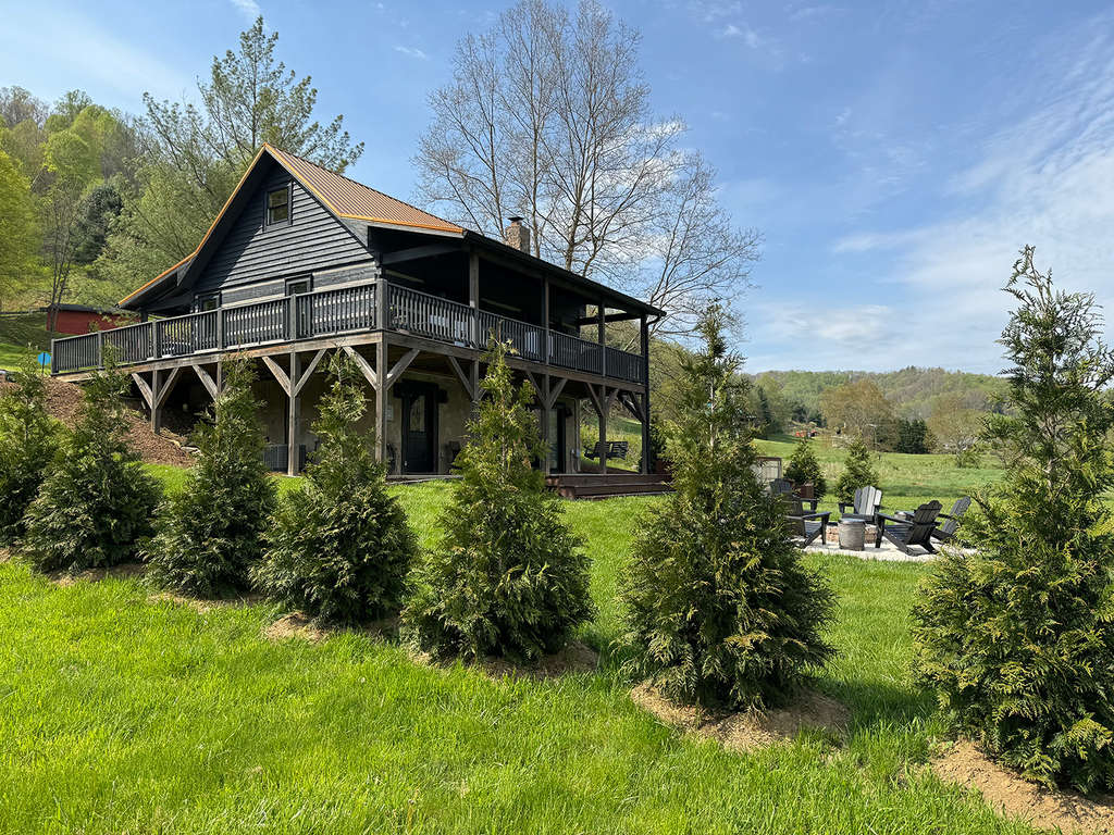 Stunning Mountain Stream-front Cabin near Boone — Source: Airbnb