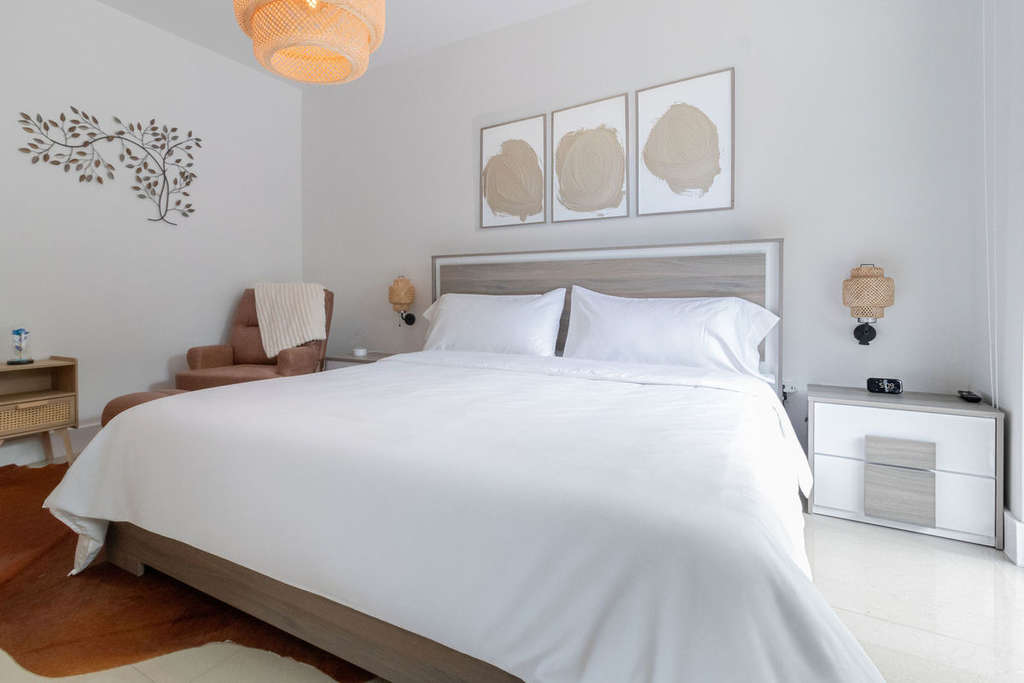 Hotel Bedding – Sheets, Comforters & Pillows